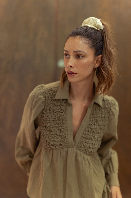 Blusa verde oliva con detalle fruncido